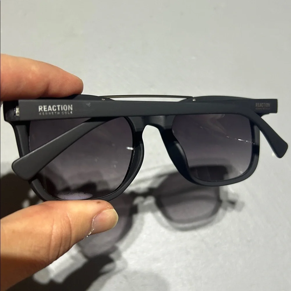 (NEW) Kenneth Cole Reaction Black Sunglasses